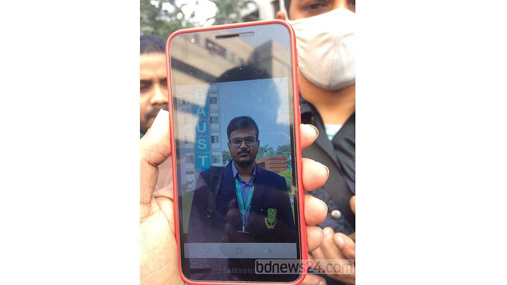 ছেলের খোঁজে ঢাকা মেডিকেলের মর্গে বাবা