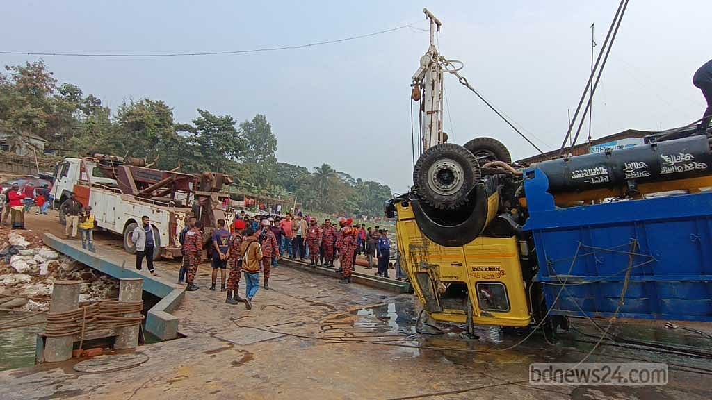 পাটুরিয়াতে ফেরিডুবি: রুস্তম কাজে লেগে উদ্ধার করল তুলার ট্রাক
