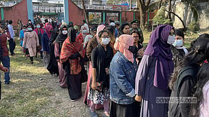 তারা এলেন, লাইনে দাঁড়ালেন, তারপর চলে গেলেন