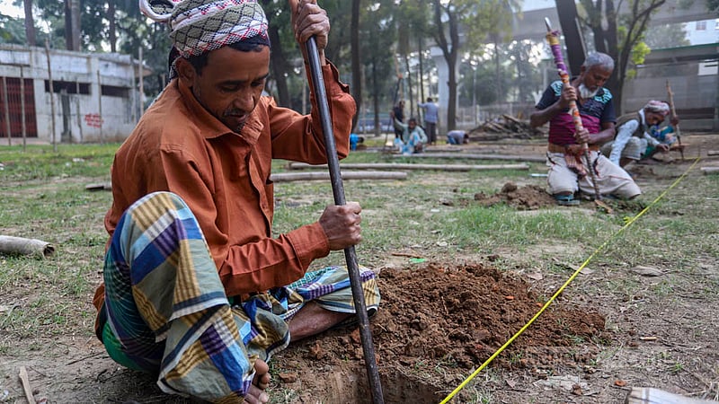 একুশে বইমেলার স্টলে কাজ করছেন জালাল উদ্দিন, দিনে পারিশ্রমিক পান ৭০০ টাকা।