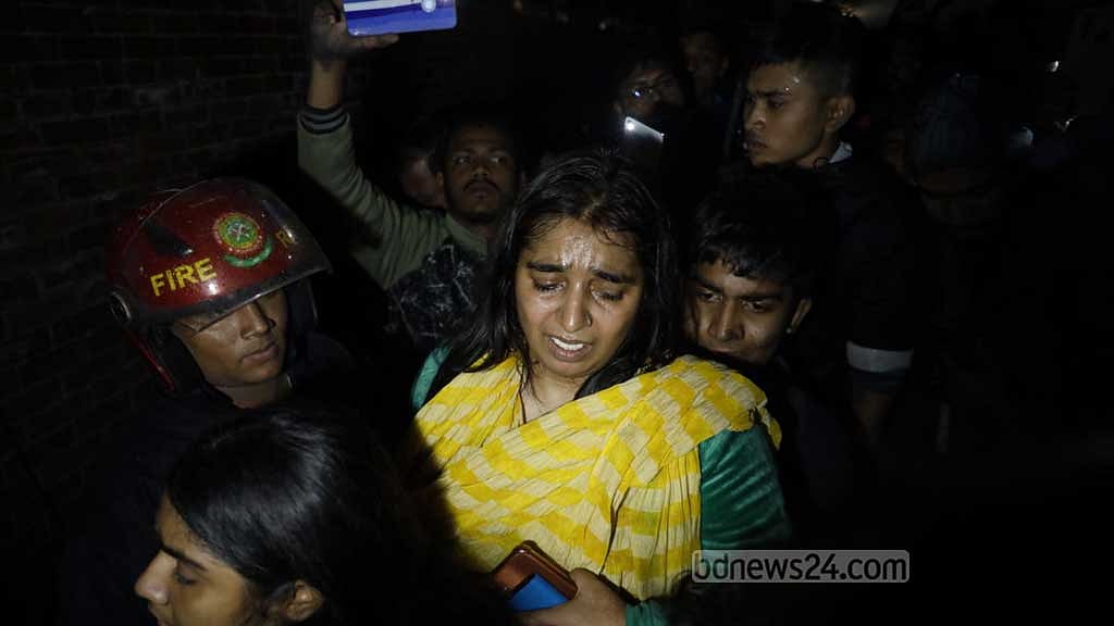 বেনাপোল এক্সপ্রেসে আগুন: বোনের খোঁজে বোন, স্ত্রীকে খুঁজছেন স্বামী, শিশুর খোঁজে মাইকিং