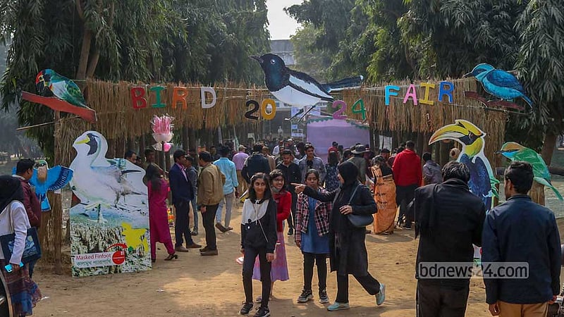 জাহাঙ্গীরনগর বিশ্ববিদ্যালয়ের&amp;nbsp; জহির রায়হান মিলনায়তন প্রাঙ্গণে শুক্রবার পাখি মেলায় দর্শনার্থীদের ভিড়।