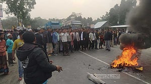 গোপালগঞ্জে আওয়ামী লীগ নেতাকে ‘হাতুড়ি পেটা’, সড়ক অবরোধ