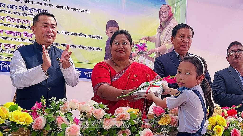 খাগড়াছড়িতে মাতৃভাষায় মুদ্রিত বই পেল চাকমা-মারমা-ত্রিপুরার শিক্ষার্থীরা
