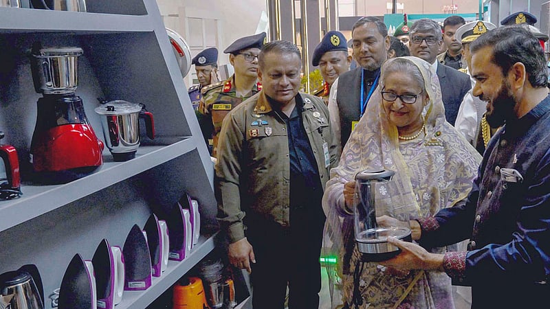 পূর্বাচলে রোববার ঢাকা আন্তর্জাতিক বাণিজ্য মেলার উদ্বোধন শেষে মেলার স্টল ঘুরে দেখেন প্রধানমন্ত্রী শেখ হাসিনা।