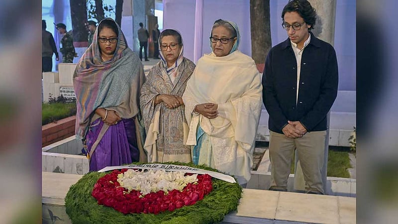 আওয়ামী লীগ সভাপতি শেখ হাসিনা মঙ্গলবার ঢাকায় বনানী কবরস্থানে ১৫ অগাস্টের শহীদদের সমাধিতে পুষ্পস্তবক অর্পণ শেষে নীরবতা পালন করেন। এসময় তার ছোট বোন শেখ রেহানা, কন্যা সায়মা ওয়াজেদ পুতুল ও ভাগ্নে রাদওয়ান মুজিব সিদ্দিক ববি উপস্থিত ছিলেন।