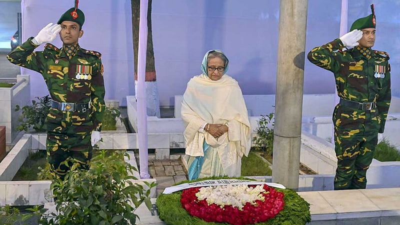 আওয়ামী লীগ সভাপতি শেখ হাসিনা মঙ্গলবার ঢাকার বনানী কবরস্থানে পুষ্পস্তবক অর্পণ করেন।