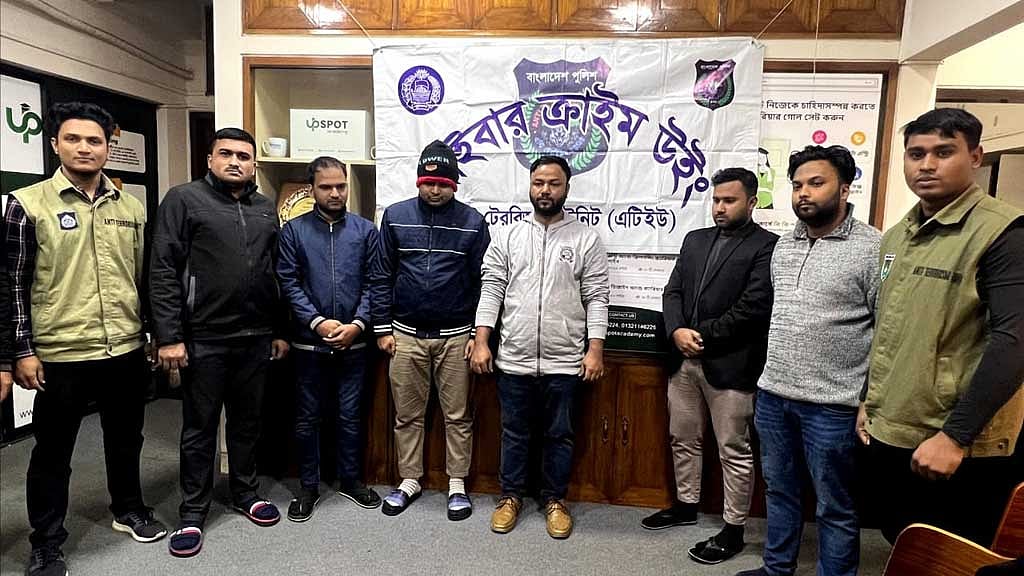 ফ্রিল্যান্সিং শেখানোর নামে প্রতারণা, গ্রেপ্তার ৬