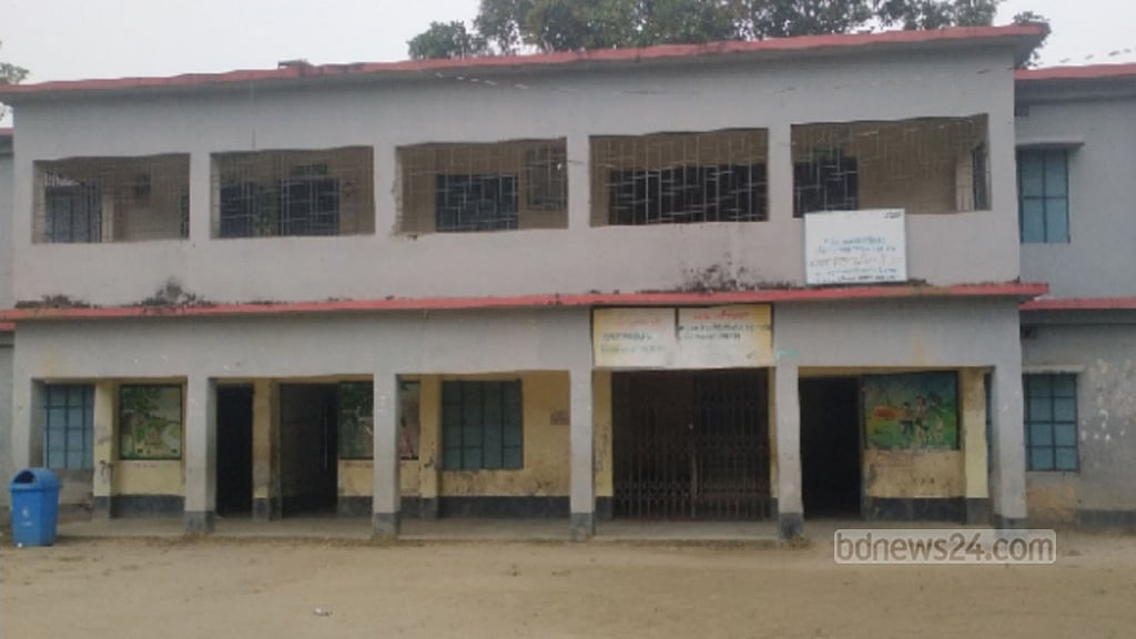 টাঙ্গাইলে শ্রেণিকক্ষে ফাটল, আতঙ্কে পাঠদান বন্ধ