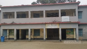 টাঙ্গাইলে শ্রেণিকক্ষে ফাটল, আতঙ্কে পাঠদান বন্ধ