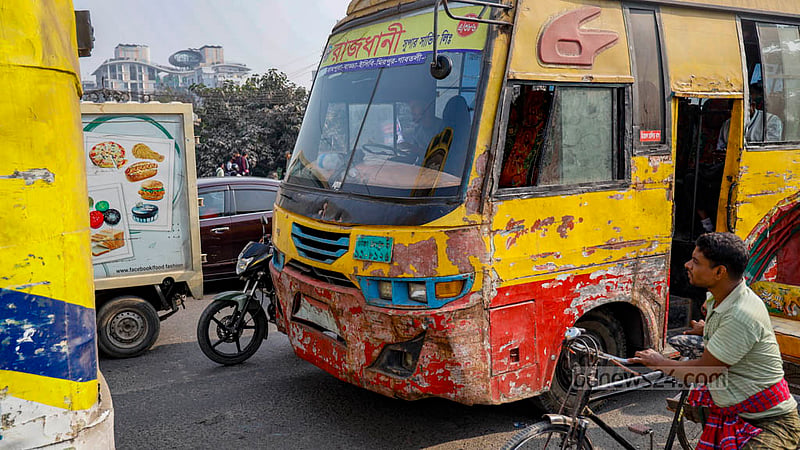 ঢাকার রাস্তায় এই লোকাল বাসগুলো দেখে যে কেউ বলতে পারবে, এই বাসগুলো ফিটনেসবিহীন। তবু ঠেকানোর কেউ নেই।
