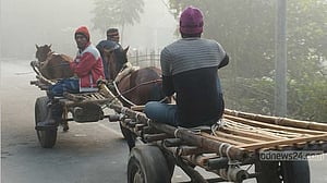 তীব্র ঠান্ডায় বিপাকে কুড়িগ্রামের শ্রমজীবী মানুষ