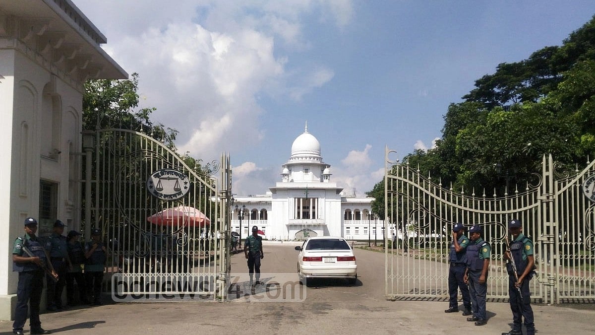 সুপ্রিম কোর্টে দুই আইনজীবীর ৪ সপ্তাহ মামলা পরিচালনায় নিষেধাজ্ঞা