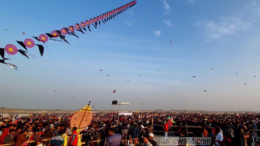 ঘুড়ি উৎসবে বর্ণিল হল পদ্মার তীর, শীতের আকাশ