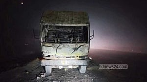 দাঁড়িয়ে থাকা ট্রাকে ‘মুখোশধারীর’ আগুন