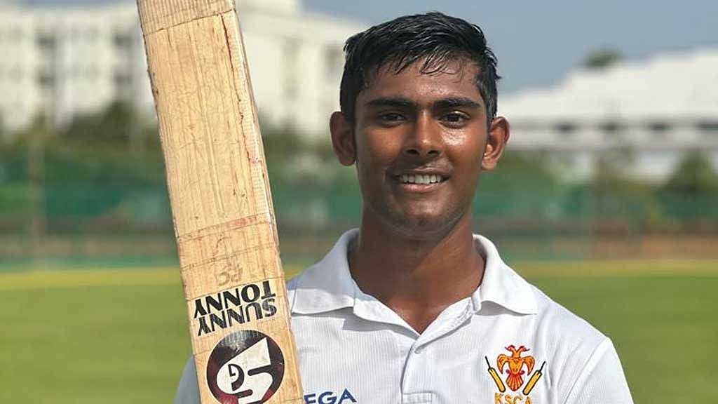 ইউভরাজের রেকর্ড ভেঙে চাতুর্বেদির ৪০৪