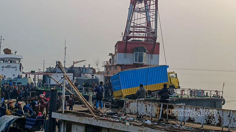 মানিকগঞ্জের পাটুরিয়া ঘাটের কাছে বুধবার সকালে ডুবে যাওয়া ‘রজনীগন্ধা-৭’ ফেরিতে থাকা একটি কভার্ড ভ্যান টেনে তোলে বিআইডব্লিউটিএর উদ্ধারকারী জাহাজ ‘হামজা’।