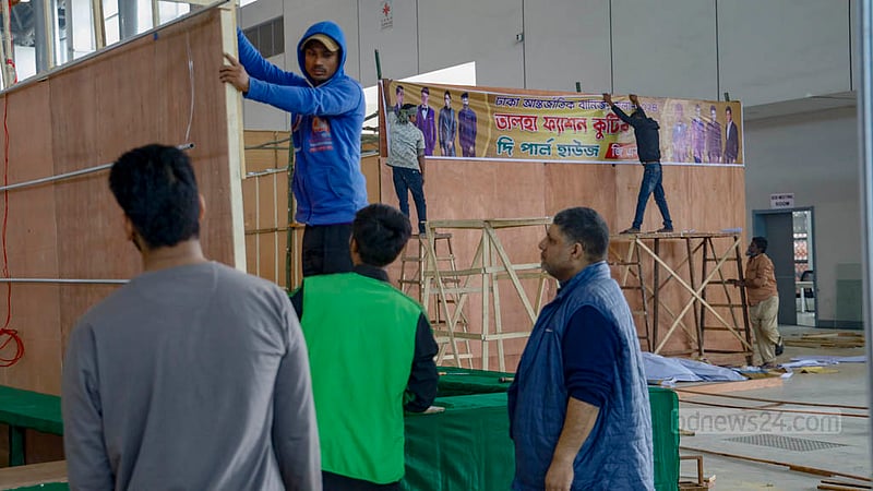ঢাকার পূর্বাচলে বঙ্গবন্ধু বাংলাদেশ-চীন ফ্রেন্ডশিপ এক্সিবিশন সেন্টারে (বিবিসিএফইসি) বাণিজ্য মেলা শুরুর একদিন আগে চলছে স্টল বানানোর কাজ।