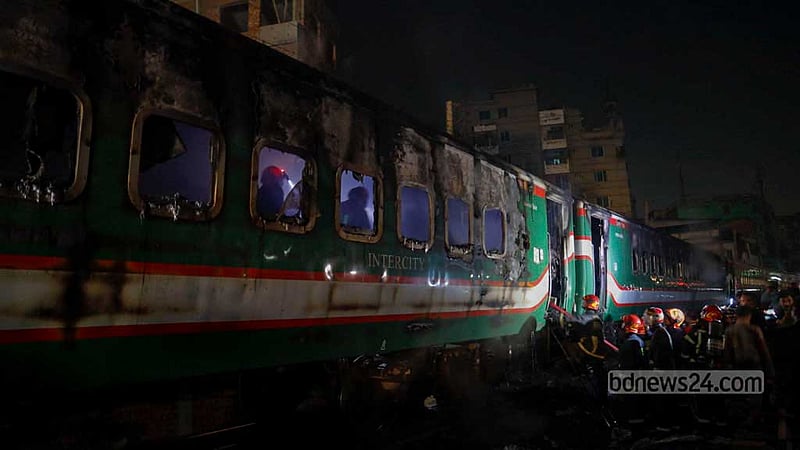 শুক্রবার রাতে রাজধানীর গোপীবাগে আগুনে পুড়ে যাওয়া বেনাপোল এক্সপ্রেস ট্রেনের একটি কোচের ভেতরে হতভাগ্য যাত্রীদের খোঁজে ফায়ার সার্ভিসের কর্মীরা।