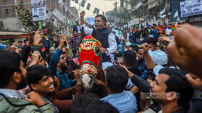 দ্বাদশ জাতীয় সংসদ নির্বাচনের প্রচারের শেষ মুহূর্তে বৃহস্পতিবার সূত্রাপুর এলাকায় ঘোড়ার পিঠে চড়ে প্রচারণা চালান ঢাকা-৬ আসনের নৌকার প্রার্থী সাঈদ খোকন।