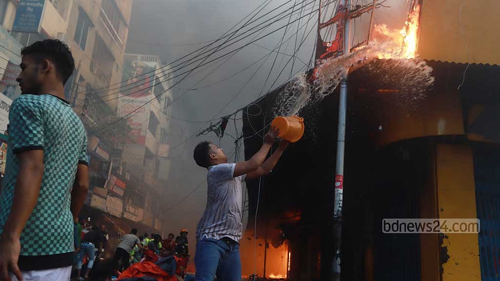 কৃষি মার্কেটে আগুন: ক্ষতিগ্রস্ত ব্যবসায়ীদের তালিকা হচ্ছে