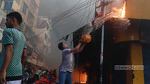 কৃষি মার্কেটে আগুন: ক্ষতিগ্রস্ত ব্যবসায়ীদের তালিকা হচ্ছে