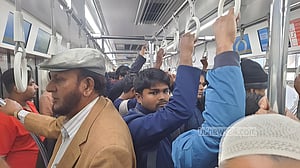 দিনে-রাতে উত্তরা টু মতিঝিল, ভিড় ঠেলেও মেট্রোরেলে যাত্রা
