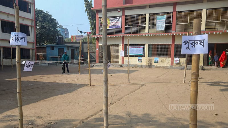 দ্বাদশ জাতীয় নির্বাচনে ভোটগ্রহণের দিন রোববার বেলা ১১টা ২০ মিনিটে ঢাকার দারুসসালাম সরকারি মাধ্যমিক বিদ্যালয় কেন্দ্রের বাইরের চিত্র।