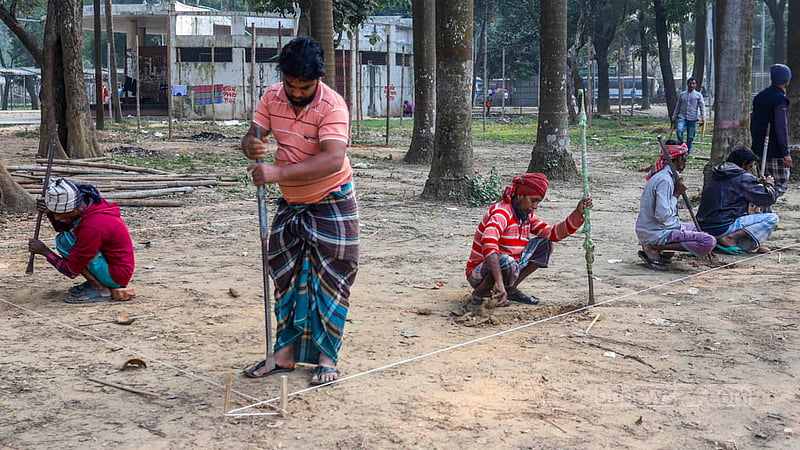 ঢাকার সোহরাওয়ার্দী উদ্যানের এক পাশে এখনও স্টল তৈরির কাজে তেমন গতি পায়নি।