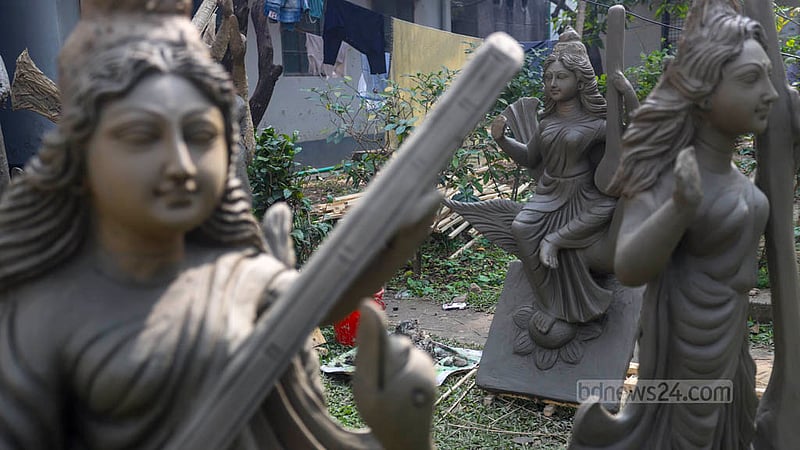 জগন্নাথ হলে প্রতিমা বানানোর কাজ করছেন শিল্পীরা। ঢাকা বিশ্ববিদ্যালয়ের বিভিন্ন বিভাগের শিক্ষার্থীদের বাইরেও এগুলো বিক্রি করে থাকেন তারা।