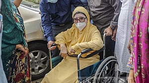 খালেদা জিয়াকে সিসিইউতে স্থানান্তর