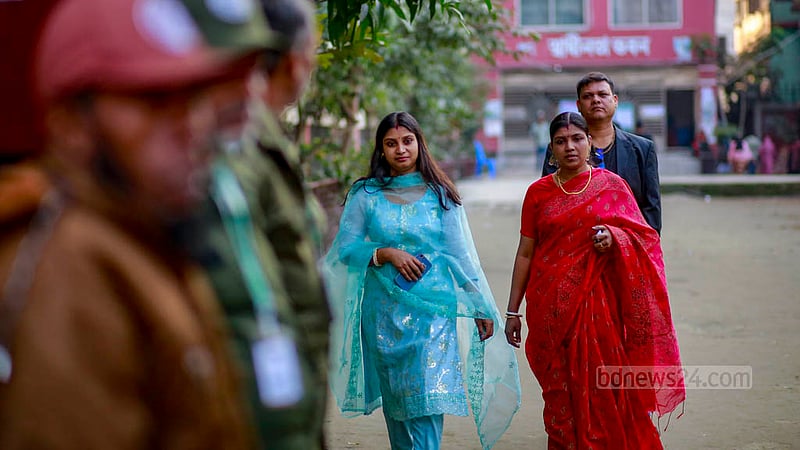 শ্বশুরবাড়ি নারায়ণগঞ্জ থেকে দনিয়া কলেজে ভোট দিতে এসেছেন স্মৃতি রাণী দাস। বিয়ের পর তিনি এবারই ভোটার হয়েছেন।