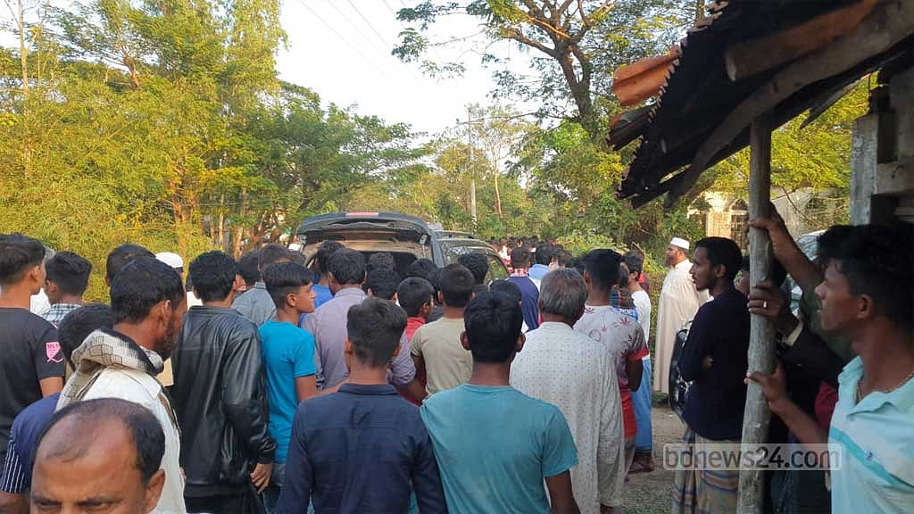 বাঁশখালীর কেন্দ্রে অবরুদ্ধ নৌকার প্রার্থী মোস্তাফিজ, গাড়ি ভাঙচুর