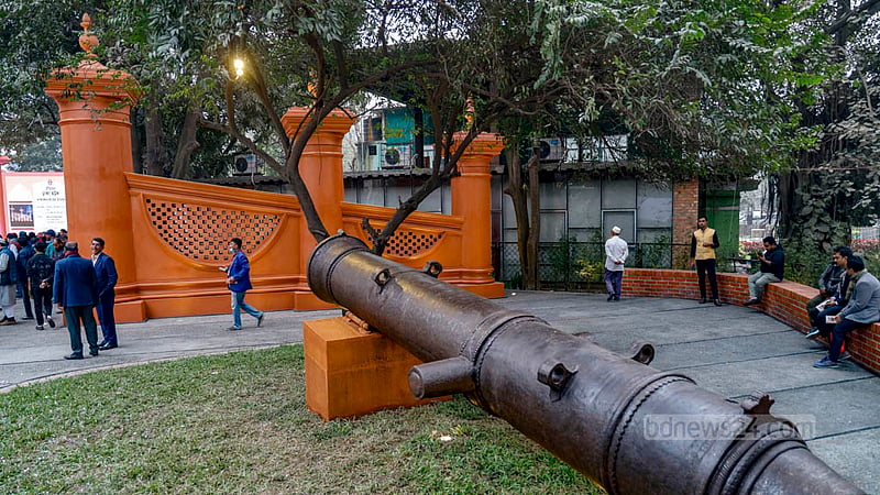 ঢাকা বিশ্ববিদ্যালয় এলাকায় বুধবার বিকালে সংস্কার করা ঢাকা গেইট উদ্বোধনের পর জনসাধারণের জন্য খুলে দেওয়া হয়।