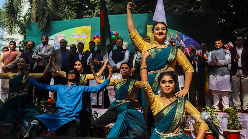 ছাত্রলীগের ৭৬তম প্রতিষ্ঠাবার্ষিকীতে বৃহস্পতিবার ঢাকা বিশ্ববিদ্যালয়ের অপরাজেয় বাংলার সামনে নৃত্য পরিবেশন করা হয়।