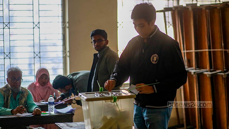 ঢাকার একটি বেসরকারি বিশ্ববিদ্যালয়ের শিক্ষার্থী আরিয়ান আজম রোববার দুপুরে প্রথম বারের মতো ভোট দেন।