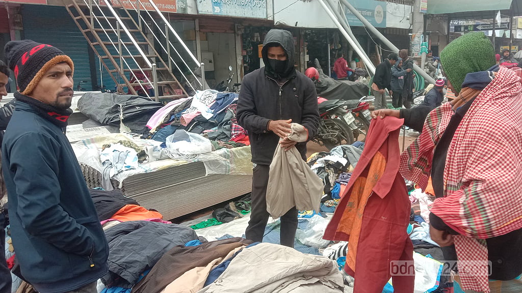 ফুটপাতের গরম কাপড়ের দামে ‘গরম’