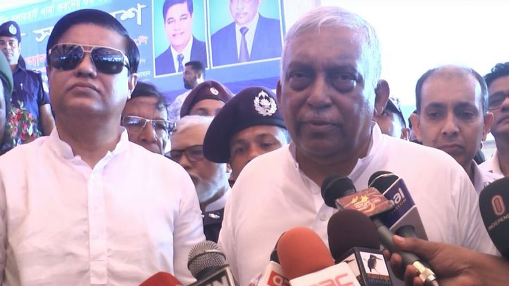 বিএনপি জঙ্গিবাদ ও অগ্নিসন্ত্রাস ছাড়া কিছু করতে পারে না: স্বরাষ্ট্রমন্ত্রী