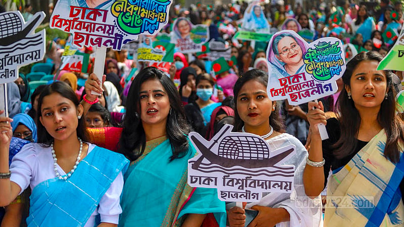 ছাত্রলীগের ৭৬তম প্রতিষ্ঠাবার্ষিকীতে বৃহস্পতিবার ঢাকা বিশ্ববিদ্যালয়ের অপরাজেয় বাংলার সামনে ভোটের প্রচার সামগ্রী নিয়ে ছাত্রলীগের নেতাকর্মীরা।