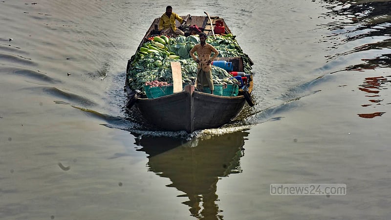 চট্টগ্রামের চাক্তাই আড়তে ইঞ্জিনচালিত কাঠের নৌকায় করে শীতকালীন সবজি আসছে শঙ্খের চর থেকে।