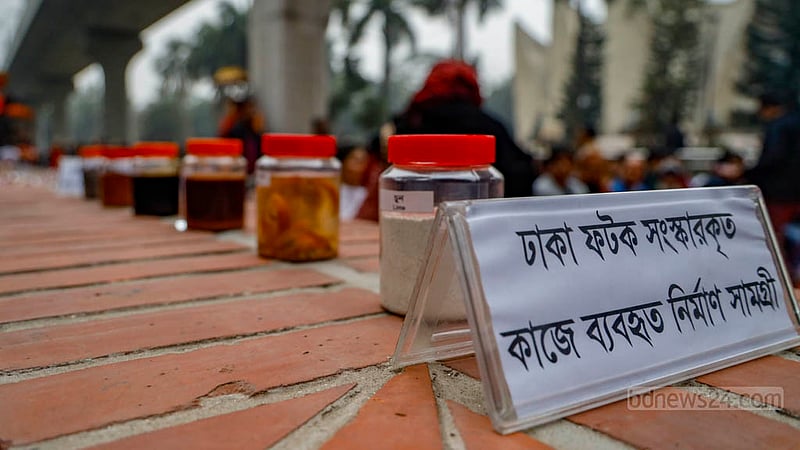 প্লাস্টিকের ছোট এ বয়ামে রাখা আছে এ গেইট সংস্কারের কাজে ব্যবহার করা চুন, সুপারির কস, খয়ের, ইটের গুঁড়া, চিটা গুঁড় ও মধ্যপাড়ার গ্রানাইট।