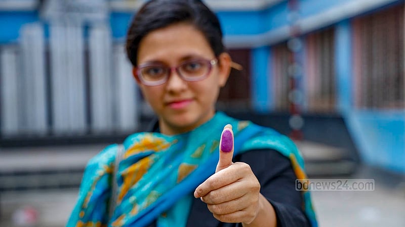 দ্বাদশ সংসদ নির্বাচনের নতুন ভোটার জাকিয়া সুলতানা।রোববার দুপুরে দনিয়ার বর্ণমালা আদর্শ উচ্চ বিদ্যালয় ও কলেজ কেন্দ্রে ভোট দেন তিনি।