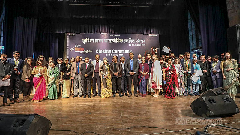 ঢাকা আন্তর্জাতিক চলচ্চিত্র উৎসবের সমাপনী অনুষ্ঠানে অতিথিদের সঙ্গে জুরি, নির্মাতা ও প্রযোজকরা।