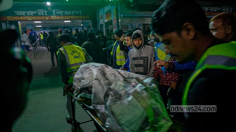 রাজধানীর গোপীবাগে শুক্রবার রাতে বেনাপোল এক্সপ্রেস ট্রেনের আগুনে নিহতদের লাশ ঢাকা মেডিকেল কলেজ হাসপাতালে নিয়ে যাওয়া হয়।