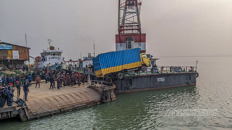 মানিকগঞ্জের পাটুরিয়া ঘাটের কাছে বুধবার সকালে ডুবে যাওয়া ‘রজনীগন্ধা-৭’ ফেরিতে থাকা একটি কভার্ড ভ্যান টেনে তোলে বিআইডব্লিউটিএর উদ্ধারকারী জাহাজ ‘হামজা’।