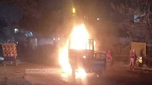 নারায়ণগঞ্জে পিকআপ ভ্যানে অগ্নিসংযোগ