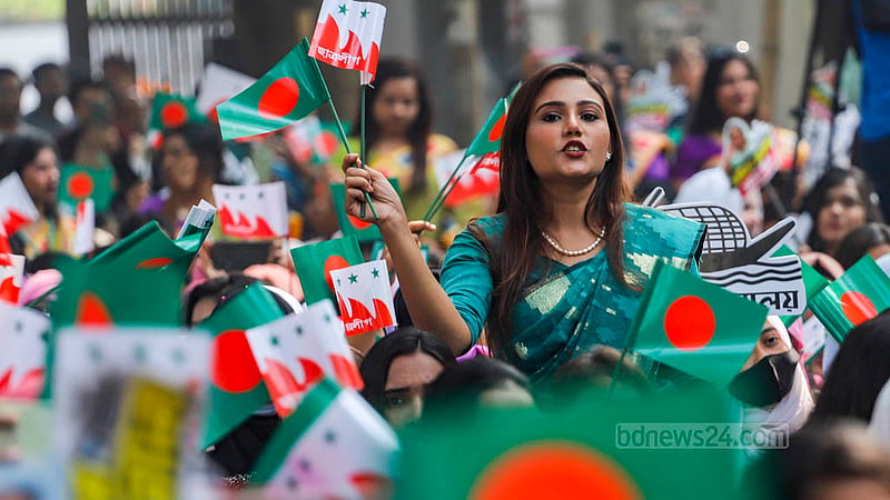 ছাত্রলীগের ৭৬তম প্রতিষ্ঠাবার্ষিকীতে বৃহস্পতিবার ঢাকা বিশ্ববিদ্যালয়ের অপরাজেয় বাংলার সামনে অনেকের হাতে জাতীয় পতাকার পাশাপাশি ছাত্রলীগের পতাকাও দেখা যায়।