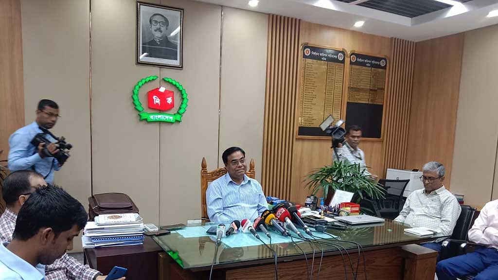 এনআইডি সার্ভার সারা দুনিয়াতেই অফ হয়: ইসি সচিব