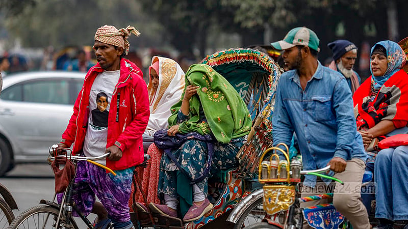 ঢাকায় গত কয়েকদিনে শীত জেঁকে বসেছে। শীতের মধ্যে ঘর থেকে বের হতে হলে পরতে হচ্ছে গরম পোশাক।
