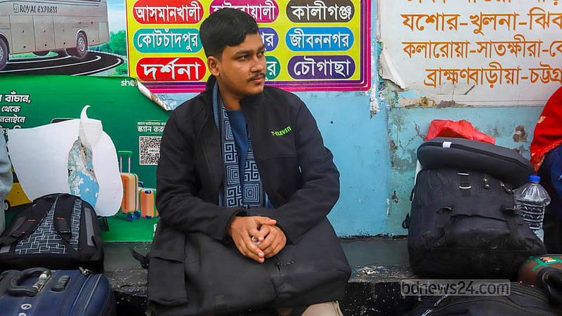 ঢাকার গাবতলী বাস টার্মিনাল থেকে শুক্রবার রিফাত ইসলাম ঝিনাইদহে যাচ্ছেন। ভোটের কারণে তিন দিন ছুটি মিলে যাওয়ায় গ্রামের বাড়ি যাচ্ছেন তিনি।